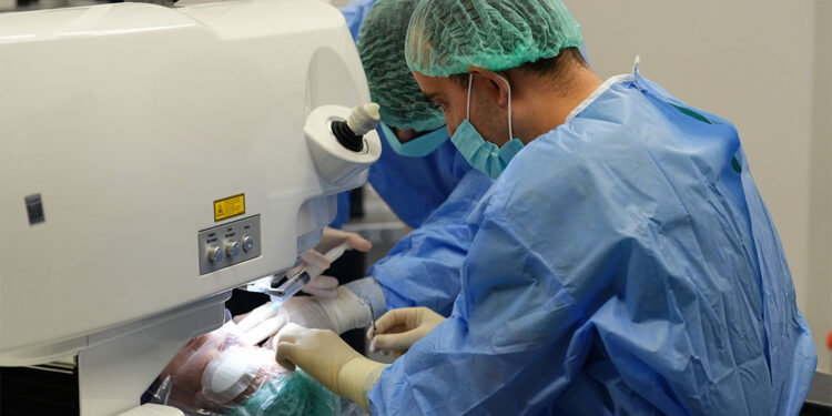 Gözünü çekmecenin kulpuna çarpan hasta, tedaviyle sağlığına kavuştu