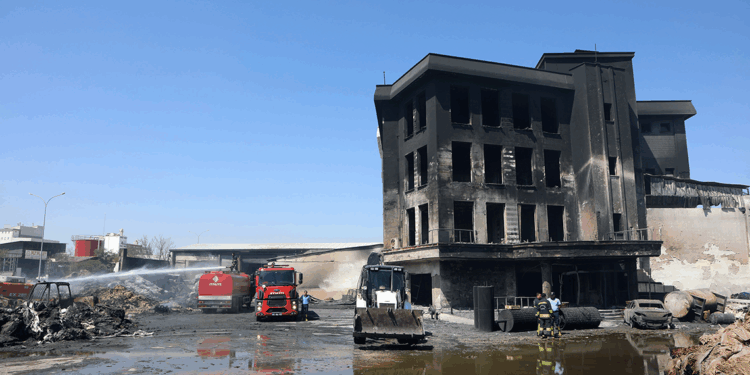 Gaziantep'te yanan geri dönüşüm fabrikasındaki hasar görüntülendi