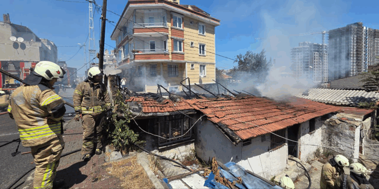 Gaziosmanpaşa'da gecekonduda yangın