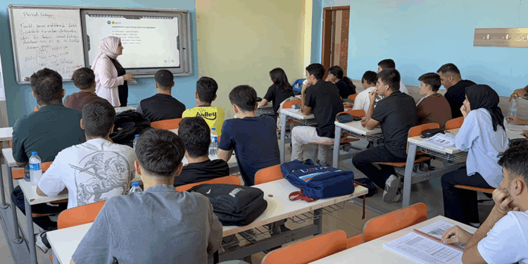 Gönüllü öğretmenlerin desteği ile üniversiteye hazırlanıyorlar