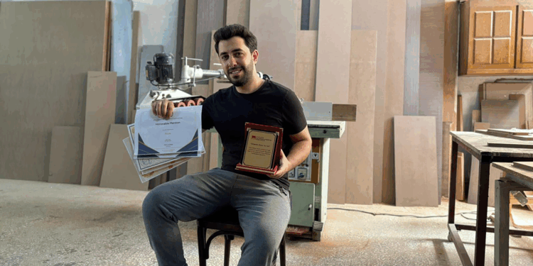 Gündüz mobilya atölyesinde, akşam film setinde