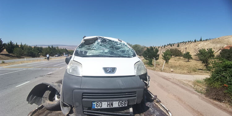 Kırıkkale'de hafif ticari araç su kanalına devrildi