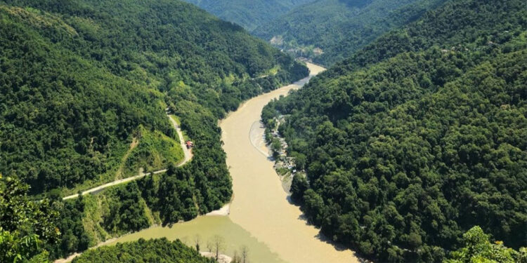 Arazi aracı su kanalına düştü; 11 ölü