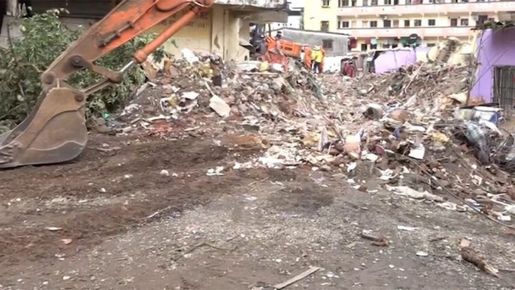 Hindistan'da bina çöktü