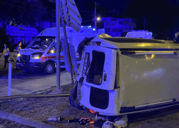 Hafif ticari araç ile ambulans çarpıştı; 5 yaralı