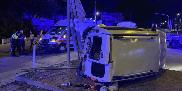 Hafif ticari araç ile ambulans çarpıştı; 5 yaralı