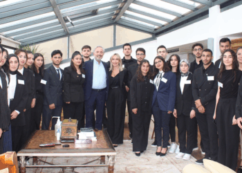 Hamdi Akın, TİKAV bursiyerleri ile bir araya geldi