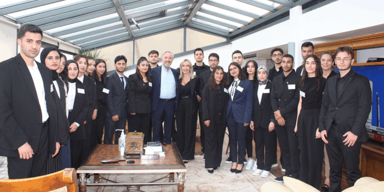 Hamdi Akın, TİKAV bursiyerleri ile bir araya geldi