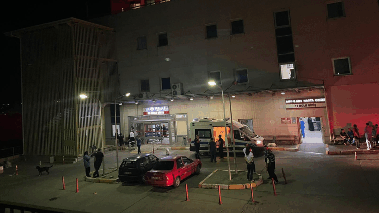 Hastane eczanesinde boşanma aşamasındaki eşini silahla vurdu