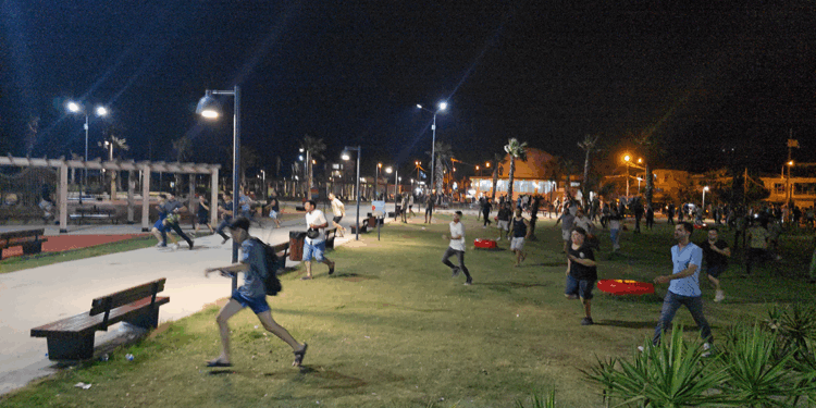 Hatay'da taşkınlık çıkarıp, 1 kişiyi bıçakladılar; linçten ekipler kurtardı