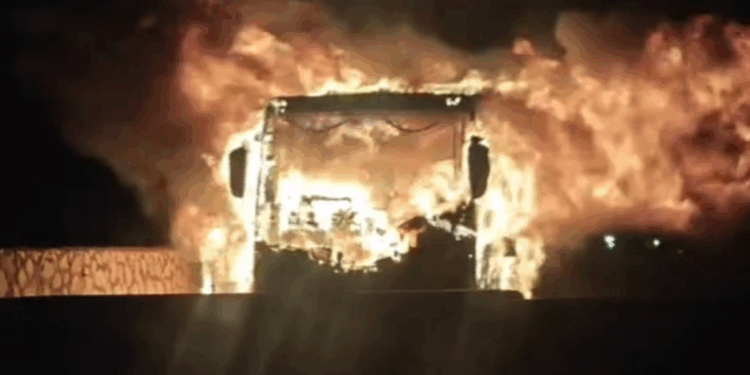 Hatay'da yolcu otobüsü alev alev yandı; o anlar kamerada