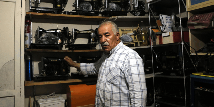 Hurdadan topladığı asırlık makineleri tamir edip çalışır hale getiriyor