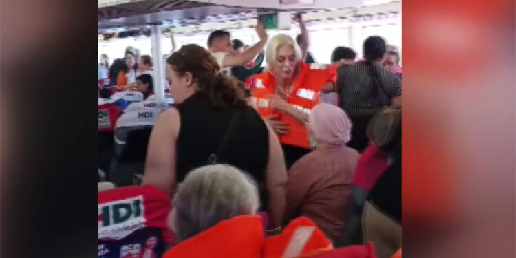 Avşa Adası'na giden İDO feribotu kayaya çarptı