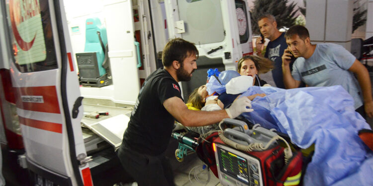 İngiltere'den tatile gelen ailenin otomobili takla attı: 2 ölü, 3 yaralı