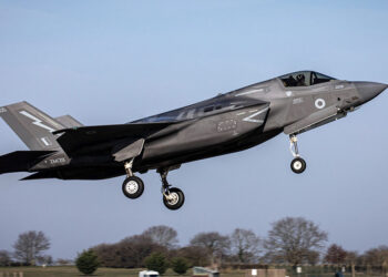 İngiltere ordusuna ait F-35 savaş uçağı acil iniş yaptı