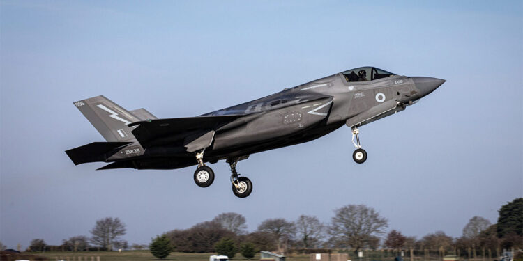 İngiltere ordusuna ait F-35 savaş uçağı acil iniş yaptı