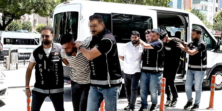 Konya'da iş yerine tabancayla ateş açan şüpheliler yakalandı