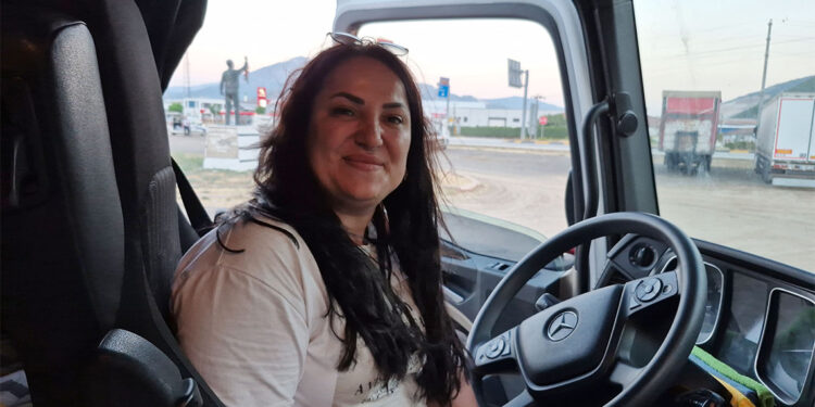 Çocuk yaşta şoförlükle tanıştı