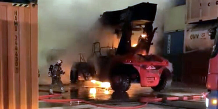 Ambarlı Limanı'nda iş makinesi alev alev yandı