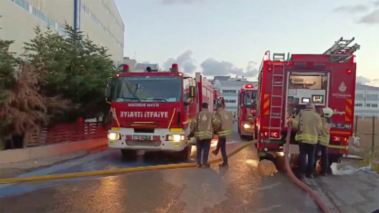 Arnavutköy'de fabrika yangını