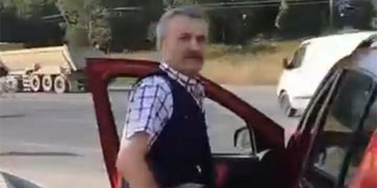 Kamyon şoförünü bıçak çekerek tehdit etti