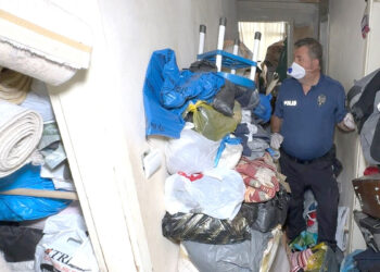 Çöp evden 12 kamyonet eşya çıkarıldı