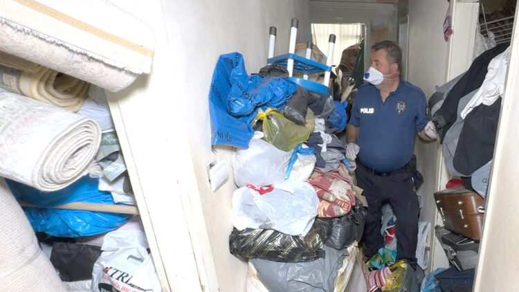 Çöp evden 12 kamyonet eşya çıkarıldı