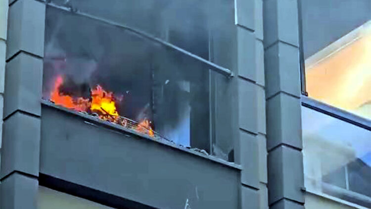 Avcılar'da apartman dairesinde çıkan yangın söndürüldü