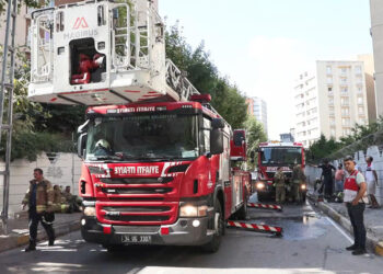 Bağcılar'da 12 katlı binada yangın