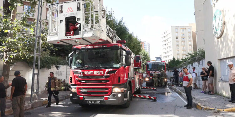 Bağcılar'da 12 katlı binada yangın