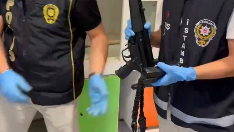 Bağcılar'da operasyon yapılan iş yerindeki kümeste el bombası ve silahlar bulundu