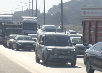 Başakşehir TEM'de yine kamyonet devrildi, uzun araç kuyruğu oluştu