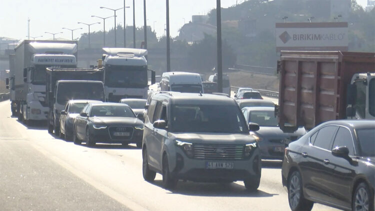 Başakşehir TEM'de yine kamyonet devrildi, uzun araç kuyruğu oluştu
