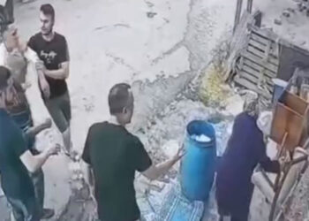 İzinsiz alınan bidon nedeniyle 58 yaşındaki kadını darbettiler
