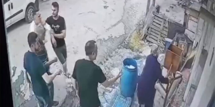 İzinsiz alınan bidon nedeniyle 58 yaşındaki kadını darbettiler