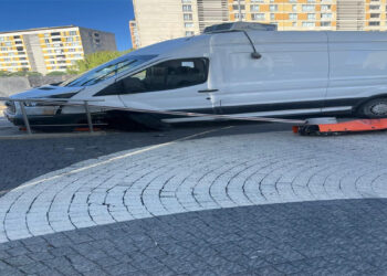 Başakşehir'de kamyonet kaldırımda bekleyenlere çarptı
