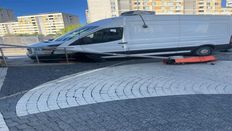 Başakşehir'de kamyonet kaldırımda bekleyenlere çarptı