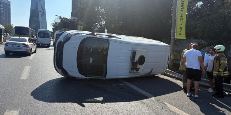 Beşiktaş'ta İETT otobüsü ile çarpışan minibüs devrildi: 1 yaralı