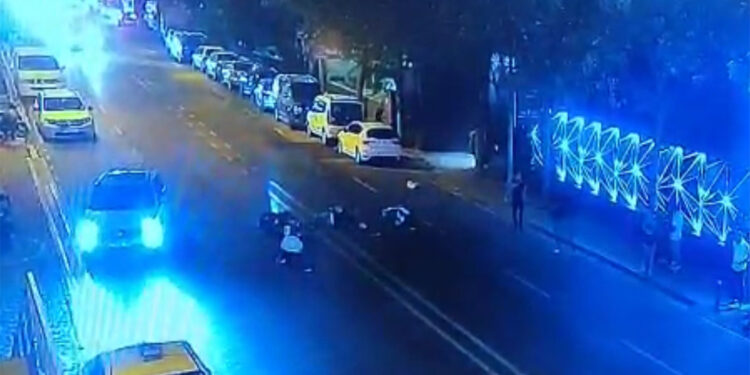 Beşiktaş'ta ters yönden gelen motosikletle kafa kafaya çarpıştı