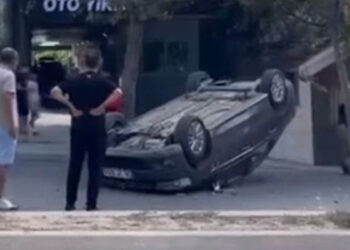 Beylikdüzü'nde otomobil ağaca çarparak takla attı