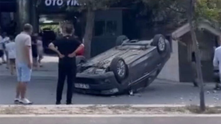 Beylikdüzü'nde otomobil ağaca çarparak takla attı