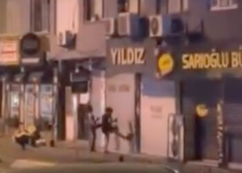 Beyoğlu'nda tamir ettirdiği telefonunun ekranı kırıldı; dükkana saldırdı