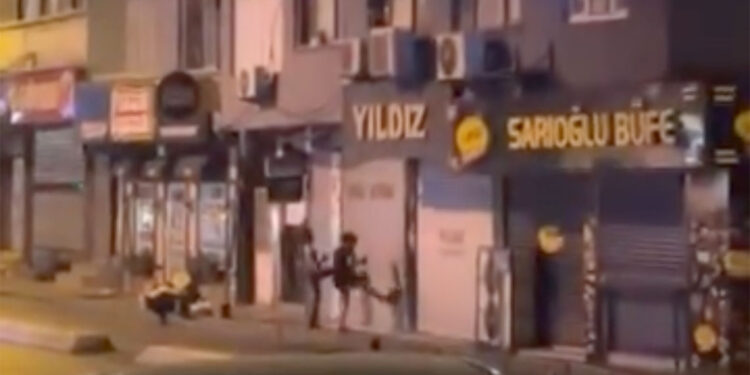 Beyoğlu'nda tamir ettirdiği telefonunun ekranı kırıldı; dükkana saldırdı