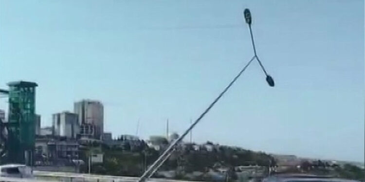 Büyükçekmece'de şiddetli rüzgar; aydınlatma direği yan yattı