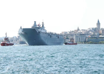 Çanakkale'den yola çıkan TCG Anadolu İstanbul Boğazı'na ulaştı