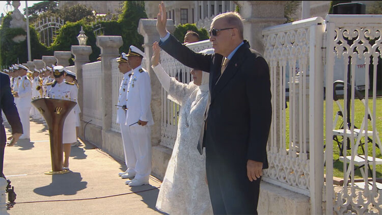 Cumhurbaşkanı Erdoğan, TCG Anadolu ve Savarona yatını selamladı