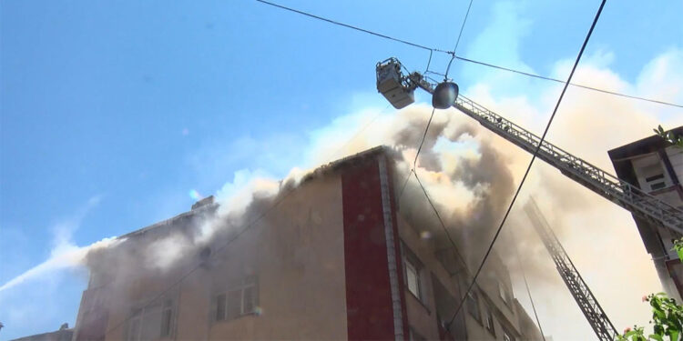 Esenler'de 5 katlı binanın çatısında yangın çıktı