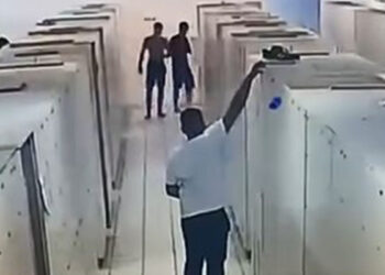 Kilitli dolabı zorlayıp kırdı, cüzdan ve çanta çaldı