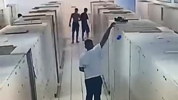 Kilitli dolabı zorlayıp kırdı, cüzdan ve çanta çaldı