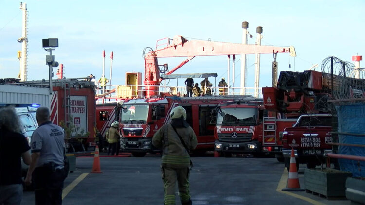 Haydarpaşa Limanı'nda yakıt ikmal gemisinde yangın